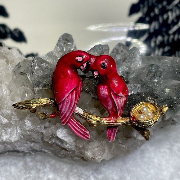 🖤 Vintage 🖤 Ruby Lovebirds and Their Little Nest Gold Brooch Pin Pearl Eggs 🪺 - Picture 2 of 4
